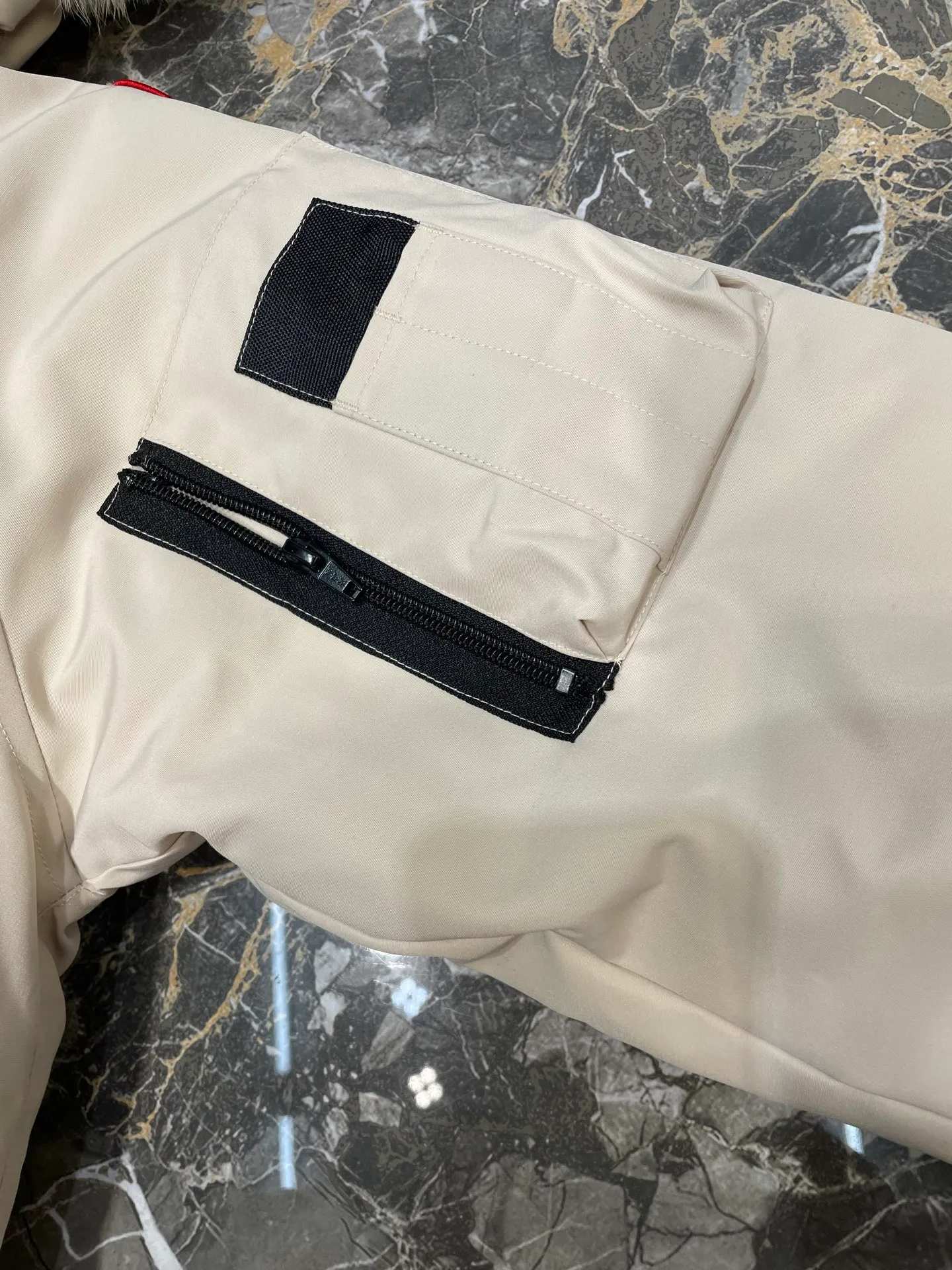 P900 special down Canada Goose Canada Goose #Chilliwack 7999M bomber jacket short down jacket/01 model #女与狠# Genuine synchronous anti-counterfeiting chip sensor! ➖ Imported 21S polyester-cotton blended original fabric [last year’s 16S/18S hard fabrics have been completely eliminated, this year all use 21S genuine synchronous fabrics, the soft mid-strap feels delicate and textured], genuine synchronous Feather-Light 10D waterproof coating fabric, made of 84.5 polyester fiber and 15.5 cotton, 100% the best feel in the entire network! ➖ The genuine official website is synchronized with the national standard 80 white duck down, you can check the official website customer service, there will never be a series of misleading claims such as 90 down or goose down! ➖ Using the best nylon lining with double double-layer sealing design, velvet-proof No. 7 needle + grid-filled down ready-made garments, there is 100% no so-called velvet running! ➖ The cuffs are designed with thickened seamless threads, and the collar and pockets are lined with top-quality polar fleece to keep you warm and comfortable! ➖ Yoshida YKK provides original custom-made electroplated sliders. YKK two-way lockable zippers are tight and smooth and will not peel off paint! ➖ 3M composite guarantees that the Velcro is the same as the original, durable, and all accessories and hardware are custom-made! ➖ Imported BEHRINGER embroidery machine to customize the 10,000-needle embroidery logo, 98% of which can be reproduced to restore the original logo. You can check and compare on the official website! ➖ The fur collars are all made of large pieces of Western Canadian blue wolf hide, ensuring that each fur collar is 13-15cm wide!   Size:XS-XXL
